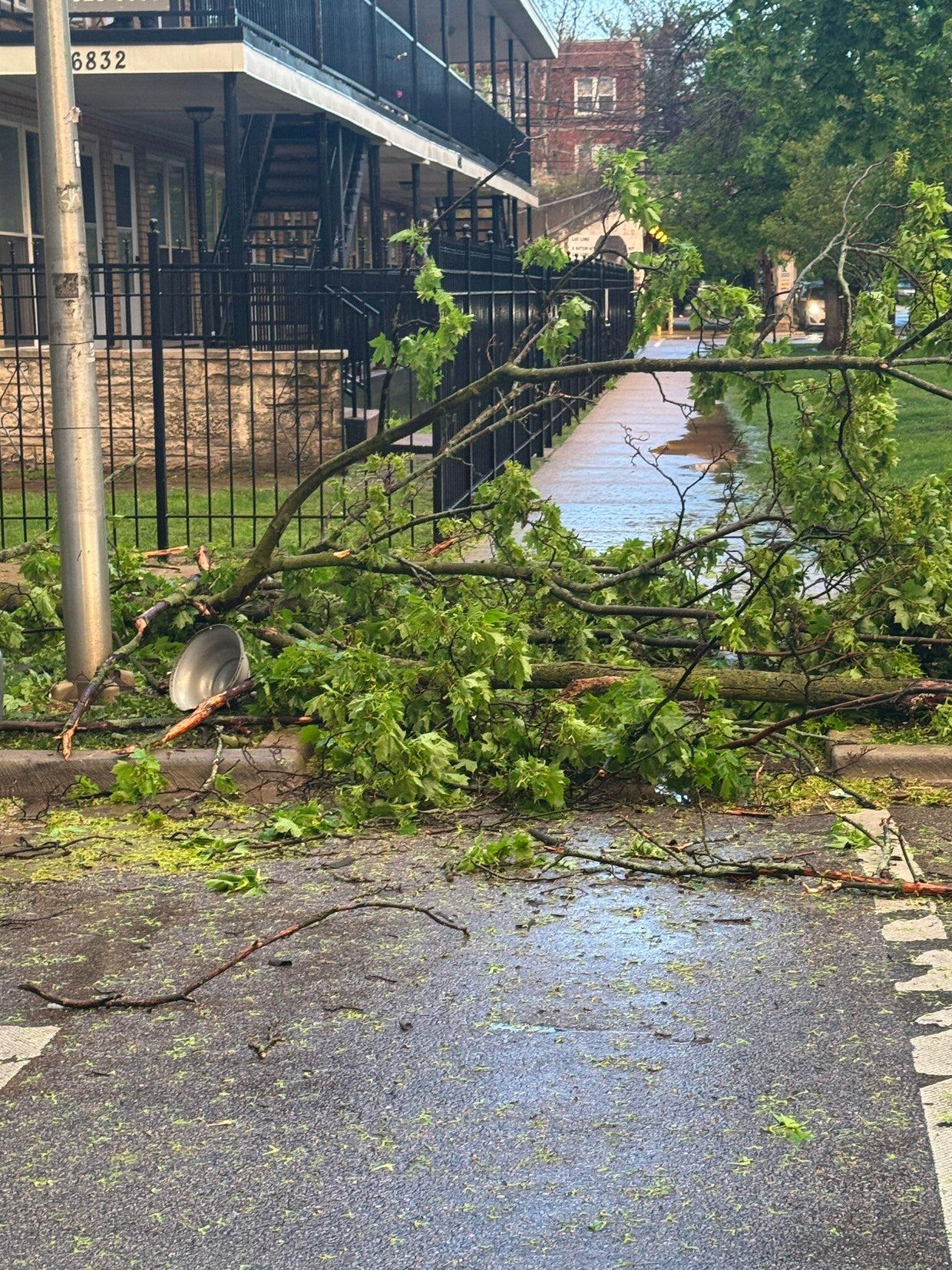 Severe thunderstorms pound Chicago area, fueled by record heat - CBS ...