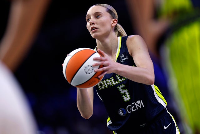 Dallas Wings season opener draws excited fans as Paige Bueckers makes WNBA debut - CBS Texas