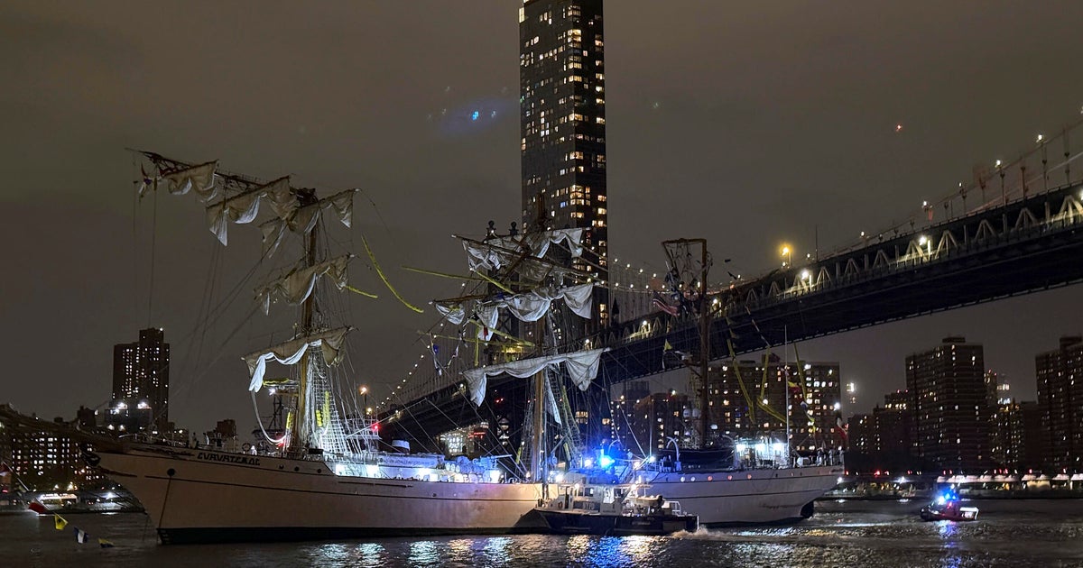 Brooklyn Bridge struck by Mexican navy training ship Brooklyn Bridge struck by Mexican navy training ship