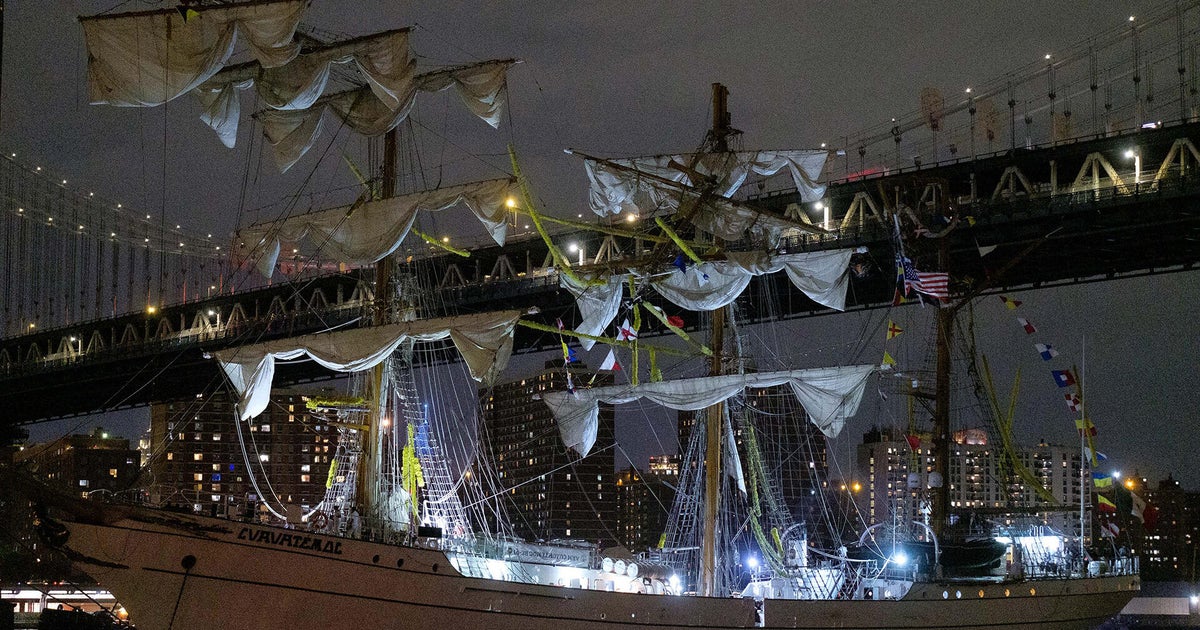 Brooklyn Bridge ship crash brings members of NYC's Mexican community together for vigil