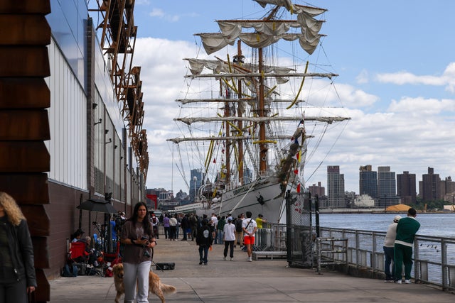 Mexican Navy Tall Ship's Mast Strikes Brooklyn Bridge 