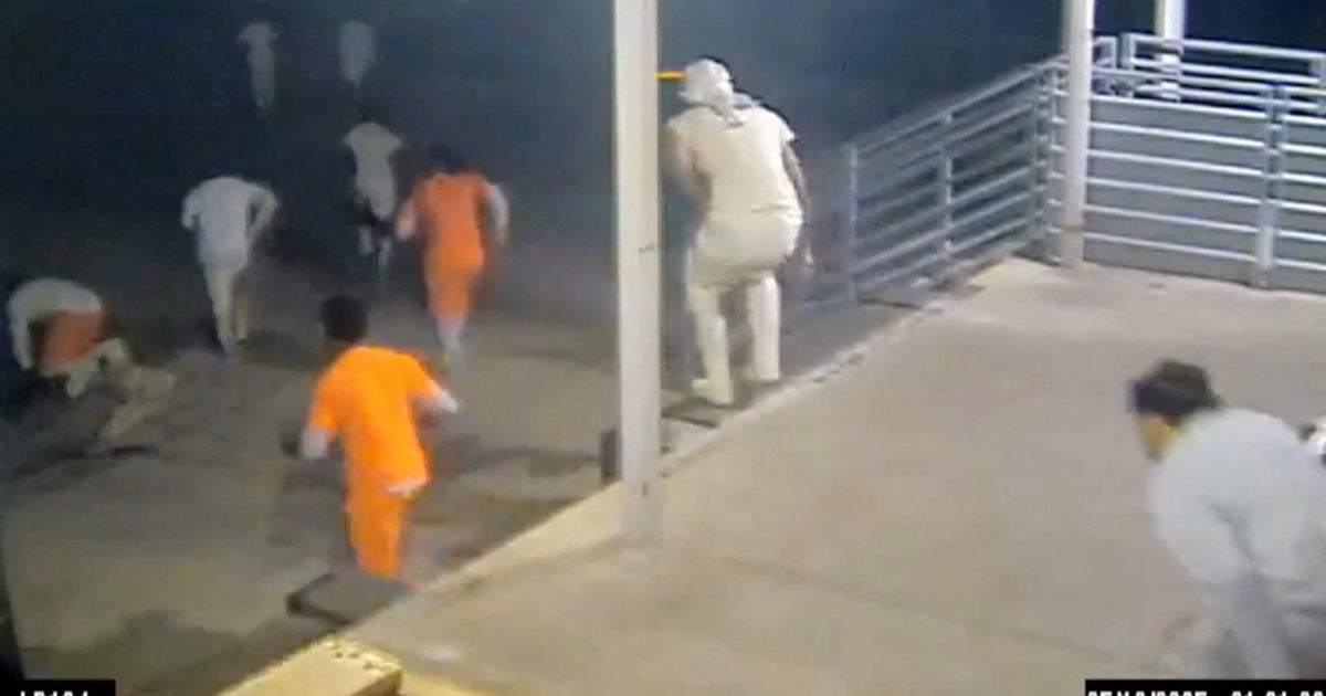 Jail plumber accused of helping inmates escape is a scapegoat, lawyer says 
