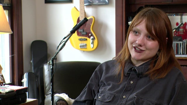 4p-pkg-mn-singer-goes-viral-wcco7u17.jpg 