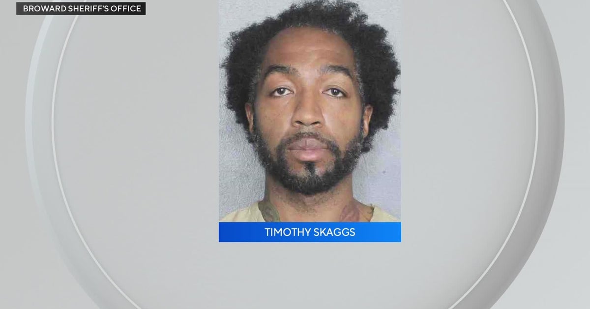 Fort Lauderdale officer charged with assaulting pregnant girlfriend after threat to call wife, police say