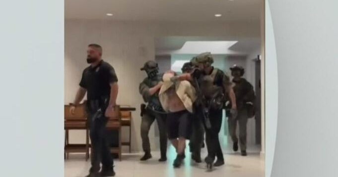 Man in custody after Miami police SWAT team swarm Edgewater apartment building Man in custody after Miami police SWAT team swarm Edgewater apartment building