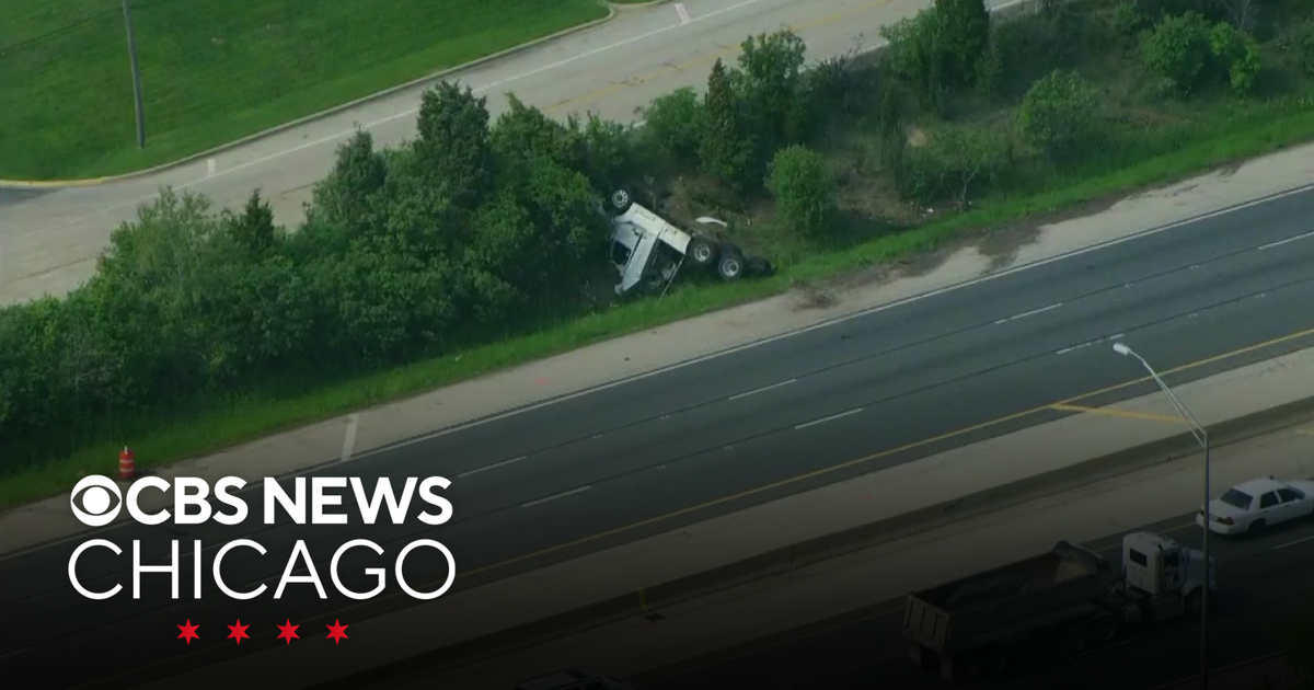 Fatal crash shuts down southbound I-55 near Cass Ave. in Darien - CBS ...