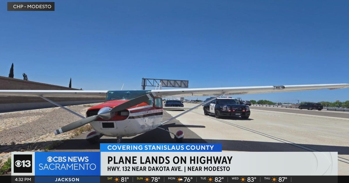 Small plane lands on freeway near Modesto - CBS Sacramento