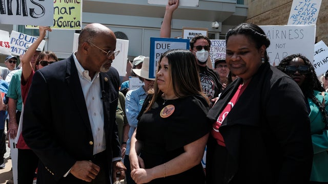 Supporters rally for Kilmar Abrego Garcia 