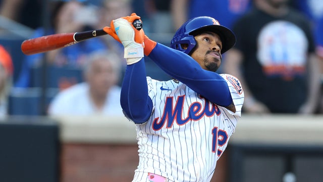 Francisco Lindor #12 of the New York Mets hits a walk off sacrifice fly RBI against the Chicago White Sox in the ninth inning to win the game 2-1during their game at Citi Field on May 26, 2025 in New York City. 