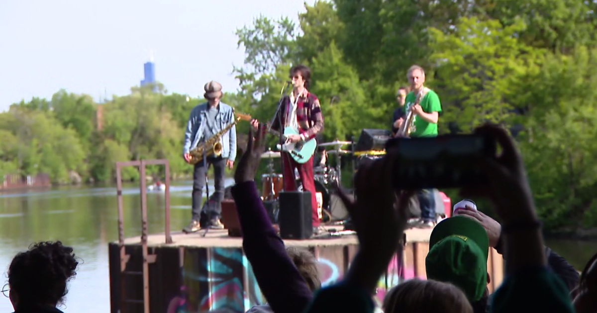 Crowds flock to Chicago River's North Branch for concerts on concrete pile - CBS Chicago