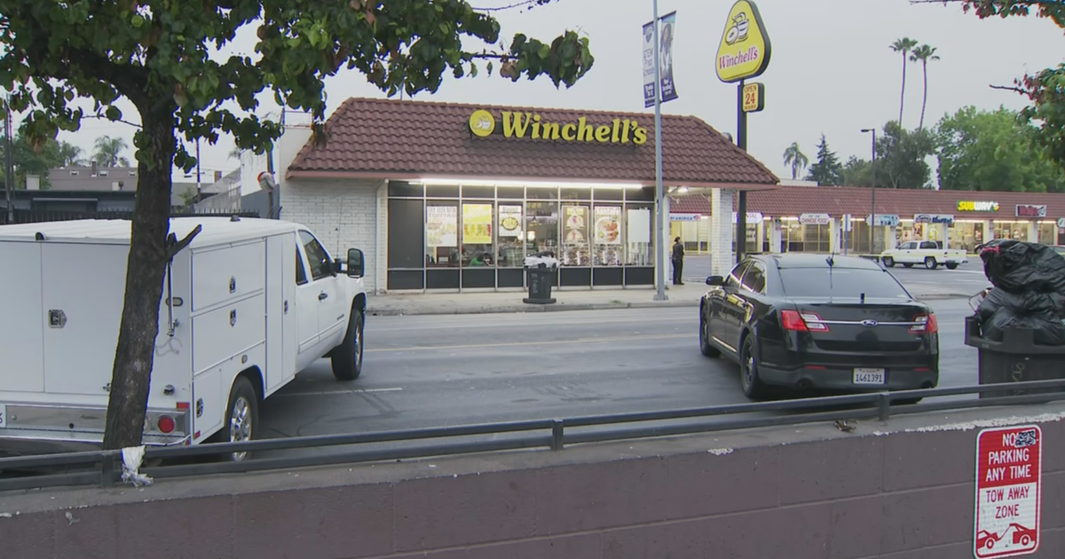 Police shoot, injure robbery suspect at Los Angeles doughnut shop