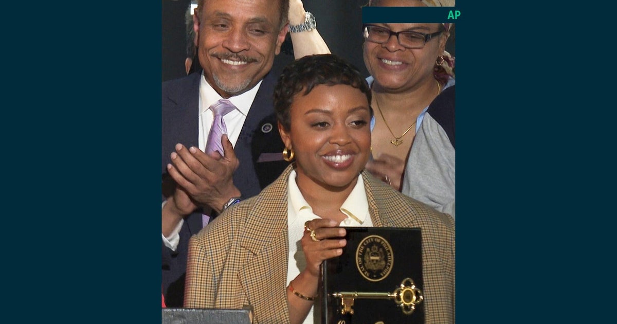 Quinta Brunson, “Abbott İlköğretim” e ilham veren Alma Mater'daki Duvar Resmi Philadelphia şehrinin anahtarı ile onurlandırıldı.