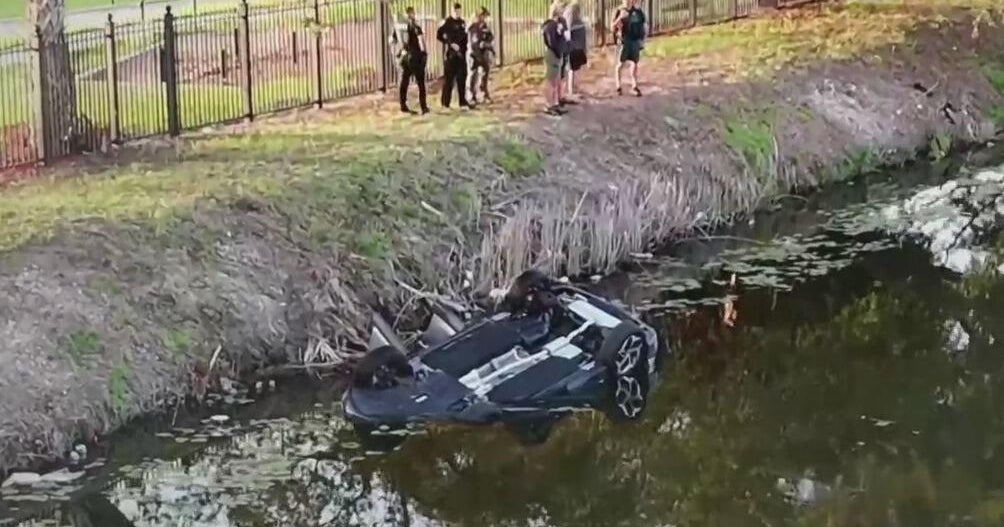 Car crashes into canal in Pompano Beach - CBS Miami