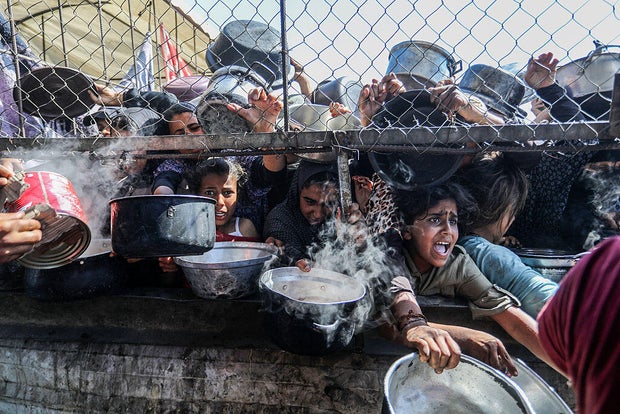 ఇజ్రాయెల్ దాడుల కింద గాజాలోని పాలస్తీనియన్లకు ఆహారం పంపిణీ చేయబడింది