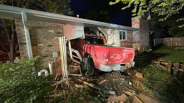 truck-crashes-into-loveland-home-3.jpg 