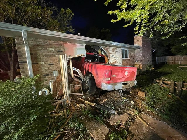 truck-crashes-into-loveland-home-3.jpg 