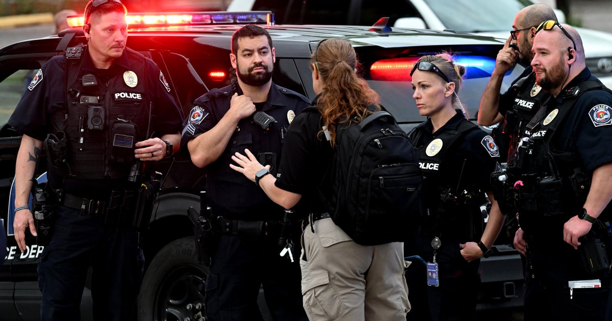 Yetkililer, Boulder saldırısı şüphelisinin İsrail rehineleri için toplanan insanlara Molotov kokteylleri attığını söylüyor. İşte bildiklerimiz.
