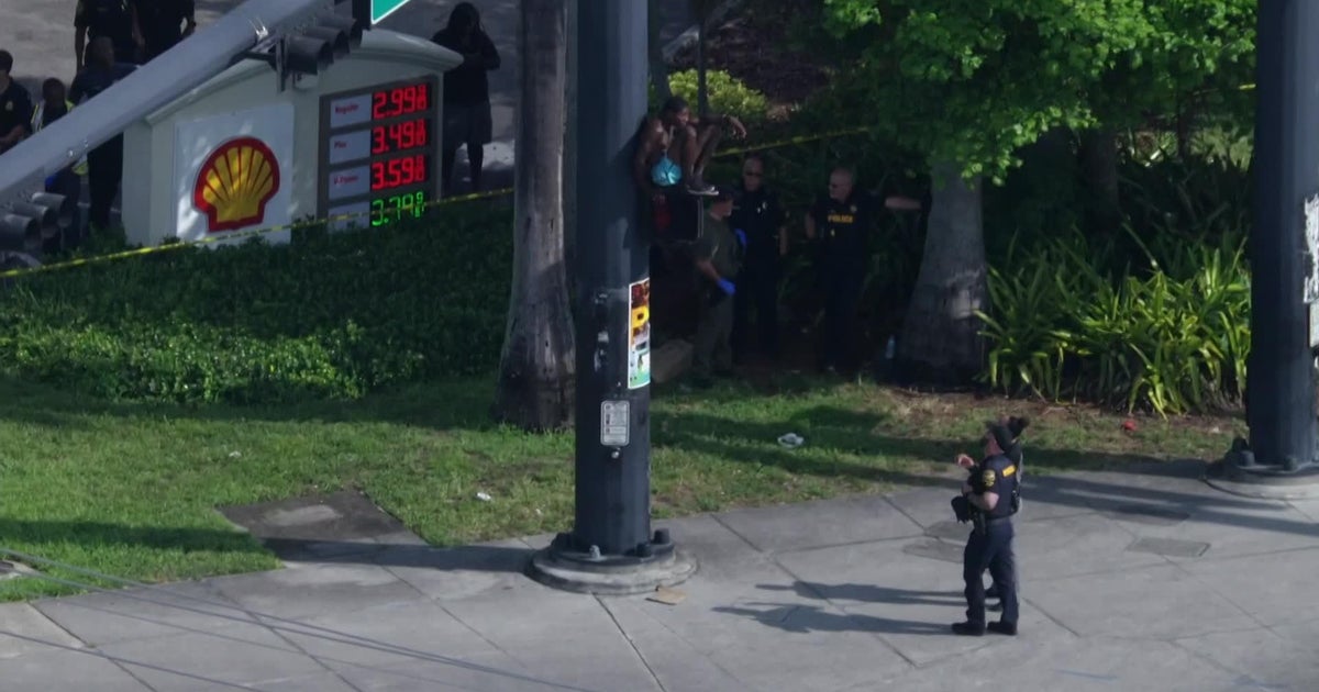 Man climbs light pole in Miramar, refuses to come down for nearly four hours