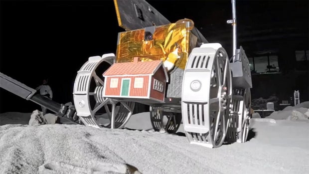 060525-moonhouse-rover.jpg 
