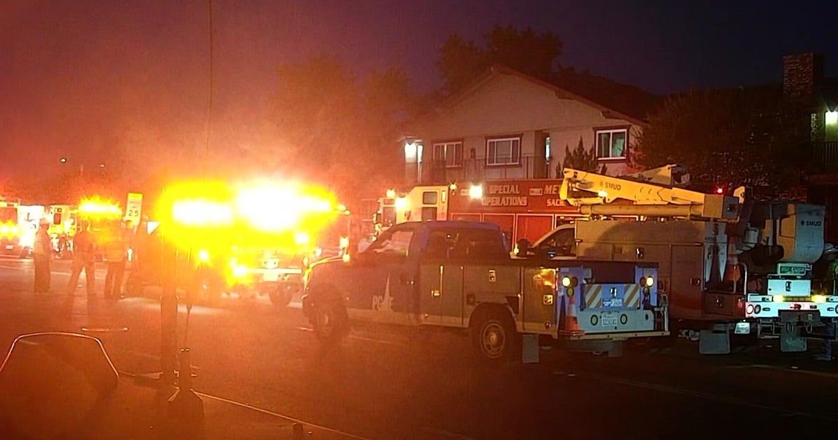 Tree fire spreads into Sacramento County apartment complex 