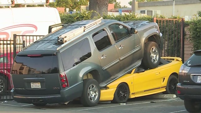 apartment-parking-lot-crash-suv-mustang.jpg 