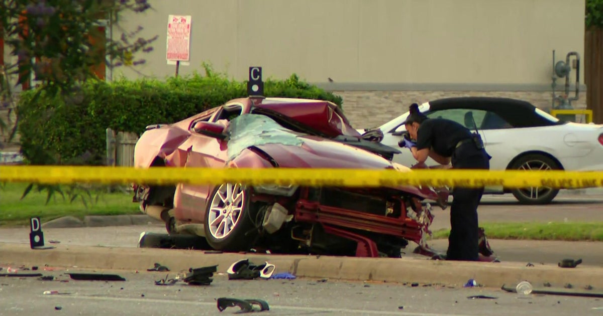 1 person dead, 2 Dallas police officers injured after car chase 