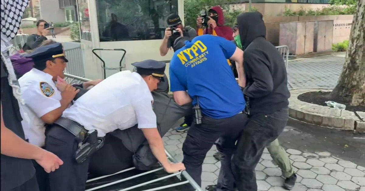 Demonstrators protesting ICE arrests in NYC taken into custody 