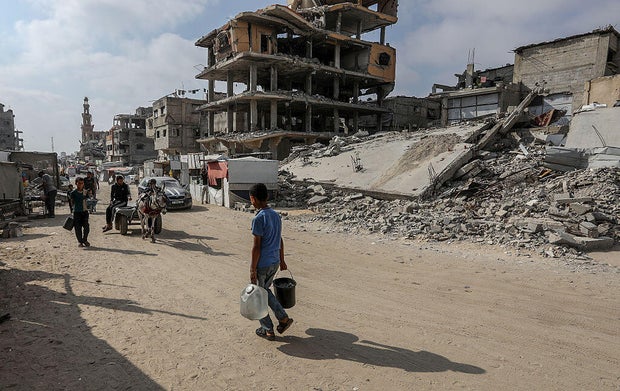 Distributed water to Palestinians in Khan Yunis City 