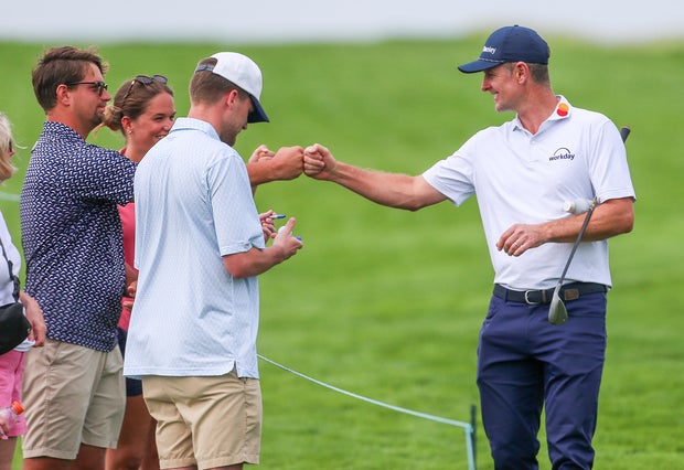 justin-rose-fist-bump-with-a-fan.jpg 