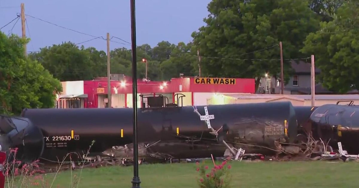 Train derailment causes several road closures in Waxahachie 