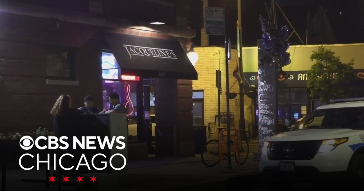 4 targeted in separate robberies on Chicago's North Side - CBS Chicago