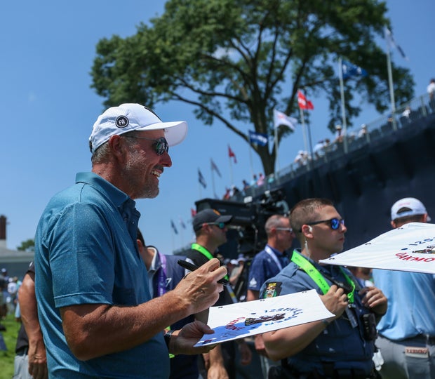 phil-mickelson-signing-autographs-1.jpg 