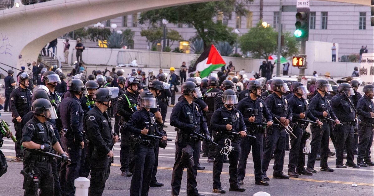 Los Angeles police arrest protesters as soon as downtown curfew begins ...