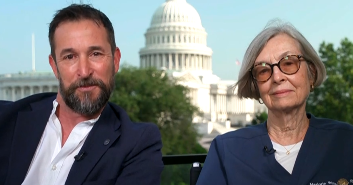 How actor Noah Wyle and his mom are advocating for health care workers 