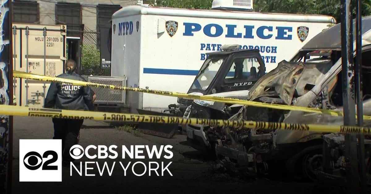 NYPD vehicles set on fire in Brooklyn parking lot - CBS New York