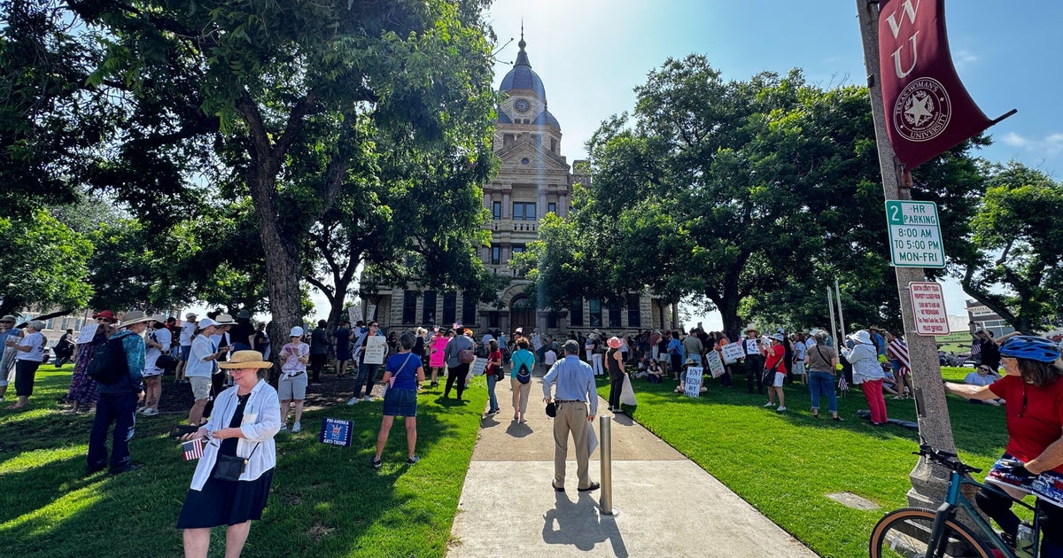 Thousands turn out for "No Kings" protests in North Texas 
