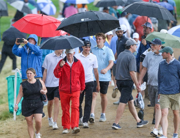 fans-in-the-rain-4.jpg