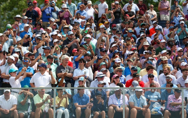 fans-watching-scottie-scheffler.jpg