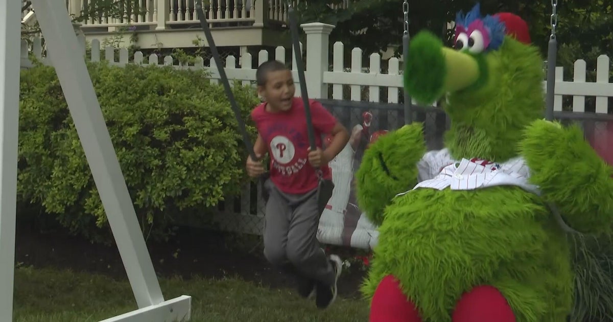Phillies, local company surprise family with backyard makeover after losing father 