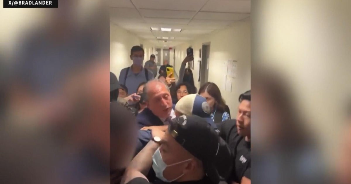 Video shows New York mayoral candidate Brad Lander being detained by ICE