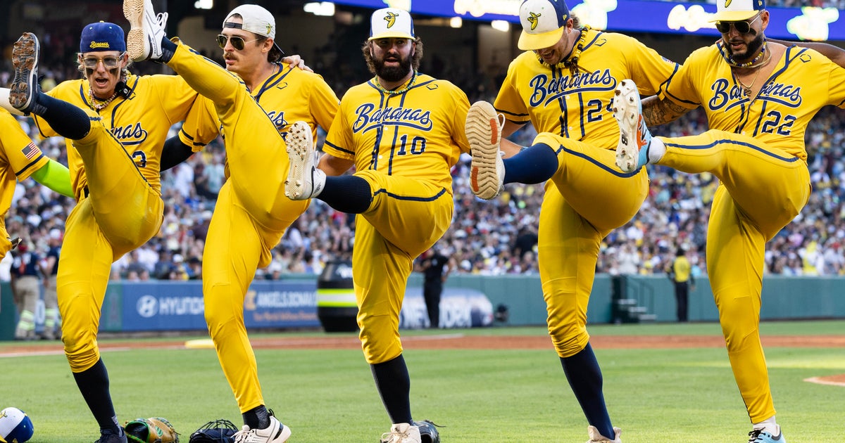Savannah Bananas let Pittsburgh fans know if they've won the ticket lottery 