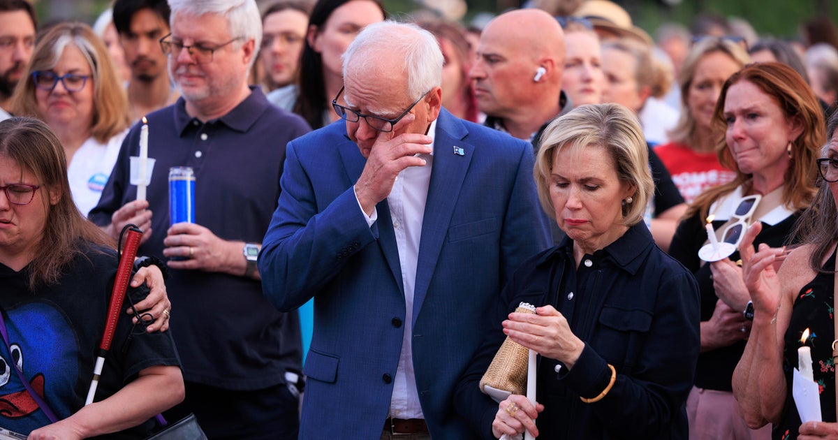 Candlelight vigil at Minnesota Capitol honors Mark and Melissa Hortman 