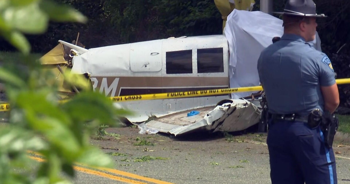 Small plane crashes on Beverly street, leaving 1 dead 