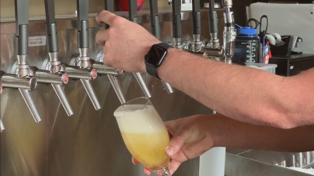 beer-tap-pour-bartender.jpg 