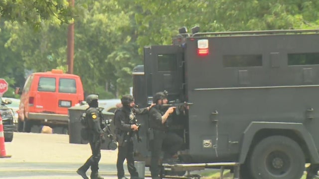 Suspect on the run after Detroit police standoff 