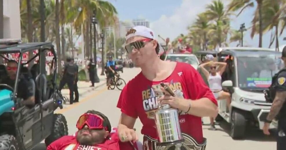 Panthers’ Matthew Tkachuk hops off bus to greet super fan