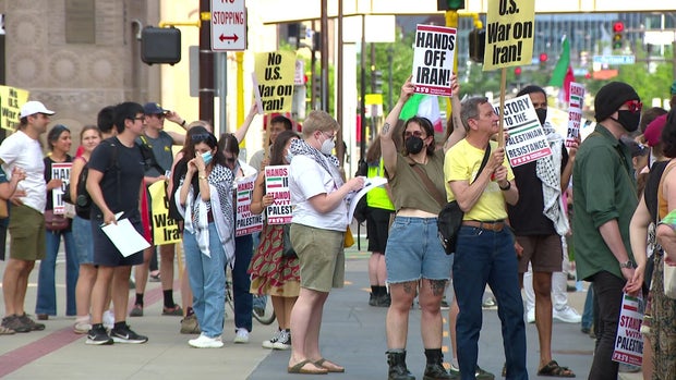 raw-thu-no-wars-w-iran-protest-boeke.jpg 