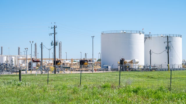 Crude Oil Prices Drop As Fears Of Trade War, Recession Loom 