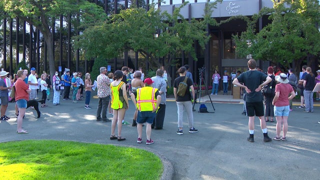 10p-gop-protest-pkg-wcco83i8.jpg 