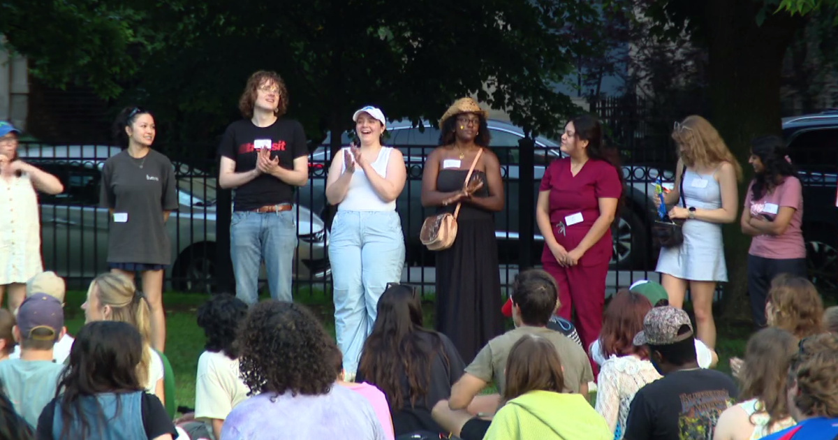 3 teachers hold spelling bee for adults in Chicago's Wicker Park 